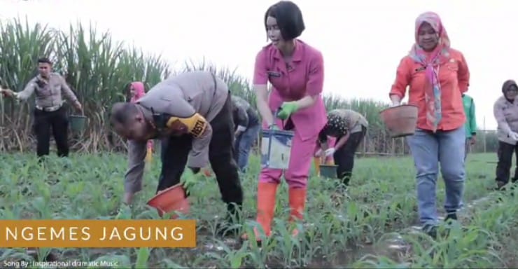 NGEMES: Kapolresta Malang Kota Kombes Pol Nanang bersama Ketua Bhayangkari Cabang Malang Kota Ny Nany Nanang Haryono saat ngemes b jagung