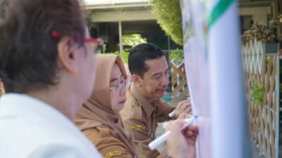 INTEGRITAS : Direktur RSUD Jombang Dr. dr Ma’murotus Sa’diyah M.Kes saat menandatangani pakta Integritas