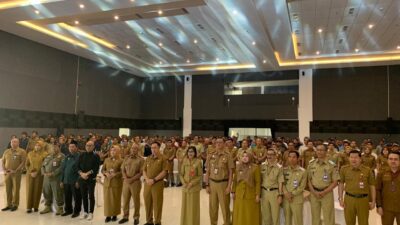 Ft: foto bersama Pj Walikota Malang dan bersama jajaran dan seluruh ketua RW se-Kota Malang pada gelaran sosialisasi peningkatan kapasitas ketua RW untuk menyukseskan Pilkada Serentak.(MemoX/fat)