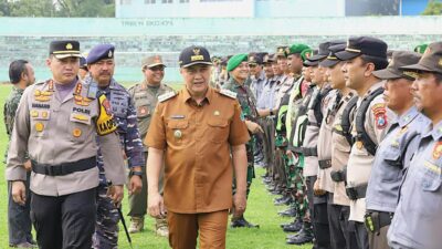 PENGECEKAN: Kapolresta Malang Kota Kombes Pol Nanang bersama Pj Walikota Malang Iwan Kurniawan saat melaksanakan pemeriksaan pasukan