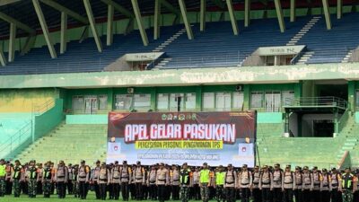 Ft: Penjabat Wali Kota Malang Iwan Kurniawan serta seluruh jajarannya memberangkatkan personel di Stadion Gajayana.(MemoX/fat)