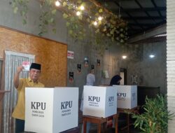 Bersama Keluarga, Gunawan Nyoblos di TPS 07 Disambut Antusias Warga