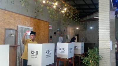 Bersama Keluarga, Gunawan Nyoblos di TPS 07 Disambut Antusias Warga