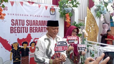 FT. Calon Bupati Malang Nomor Urut Satu M Sanusi bersama istri dan anaknya mencoblos di TPS 08. (MemoX/nif).