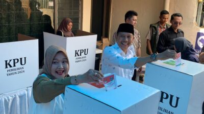 Ft: Calon Wali Kota Malang, Wahyu Hidayat bersama sang Istri melakukan pencoblosan di TPS 20 Jalan Nusa Indah, Kelurahan Jatimulyo, Kecamatan Lowokwaru, Kota Malang.(MemoX/fat)