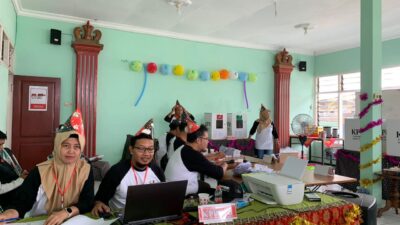 Ft: Para petugas TPS 15 Keluruhan Dinoyo, Kecamatan Lowokwaru, Kota Malang menggunakan topi Ulang Tahun.(MemoX/fat)