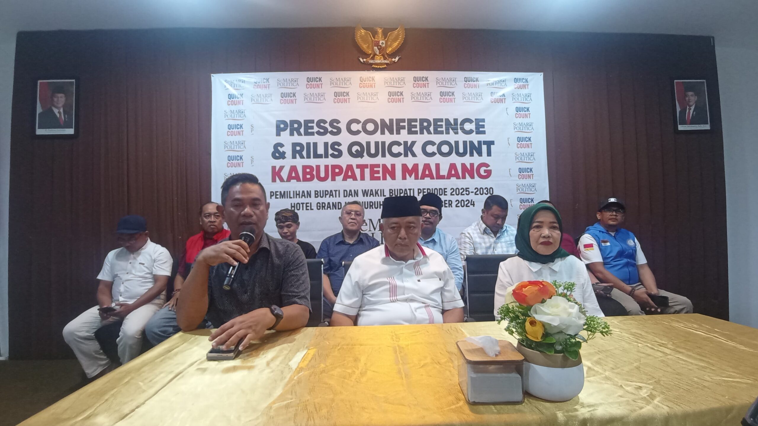 FT. Foto tim pemenangan dan Paslon Sanusi-Lathifah (SaLaf) di hotel Grand Kanjuruhan, Kecamatan Kepanjen, Kabupaten Malang.