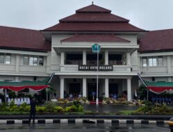 Di Guyur Hujan, Upacara Peringatan HUT Kopri dan Hari Guru Nasional Digelar Di Halaman Baikota Malang