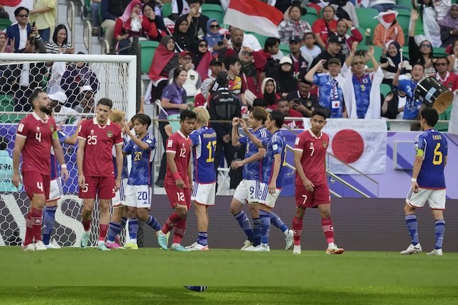 Timnas Indonesia tertunduk lesu usai Timnas Jepang mencetak gol, Rabu (24/1/2024)