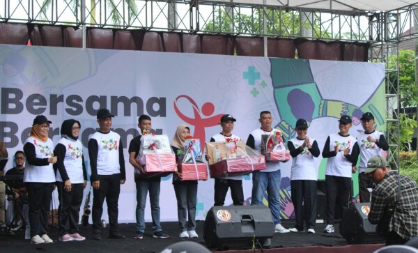 Peringati Hari AIDS Sedunia, Dinkes Bojonegoro Bersama ODHA Gelar Senam GERMAS hingga Cek Kesehatan