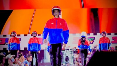 JAKET: Rayakan 34 tahun JNE, saat menampilkan Jaket Baru Mr. Kurir