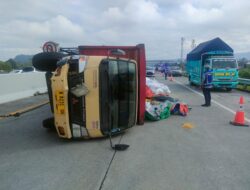Kecelakaan Beruntun di Tol Mapan, Bus Tabrak Truk Hingga Terguling