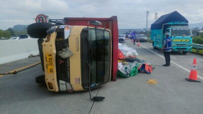 Kecelakaan Beruntun di Tol Mapan, Bus Tabrak Truk Hingga Terguling