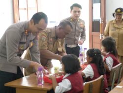 Polres Malang Berbagi Kebaikan Bagikan Makanan Bergizi untuk Pelajar Terdampak Banjir