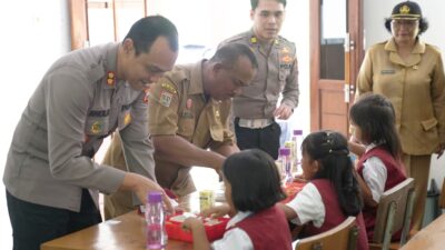 BERGIZI: Kapolres Malang AKBP Kholis saat memberikan makanan bergizi bagi pelajar SDN 4 Sitiarjo.