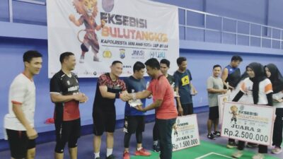 HADIAH: Penyerahan tropi dan uang pembinaan dari Kapolresta Malang Kota Kombes Pol Nanang Haryono