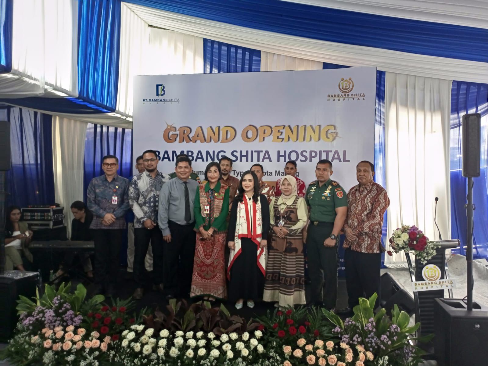 Ft: Direktur Bambang Shita Hospital, dr. Tedy Prawiro bersama para tamu undangan pada acara peresmian RS Bambang Shita Hospital.