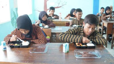 FT. Momen pemberian makan bergizi gratis disalah satu sekolah dasar (SD) di Kabupaten Malang. (MemoX/istimewa).