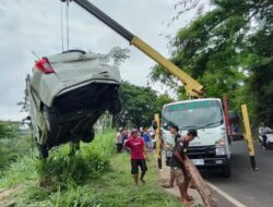 Lepas Kendali, Mobil Daihatsu Sigra Masuk Jurang di Sumberpucung Malang