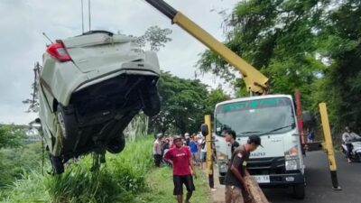 FT. Mobil Daihatsu Sigra saat diangkat dari dalam jurang. (MemoX/istimewa).