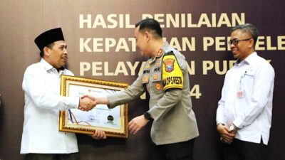 PIAGAM: Wakapolresta Malang Kota AKBP Adhitya saat menerima piagam penghargaan dari Ombudsman RI