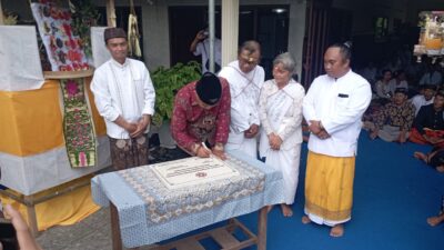 FT. Bupati Malang M Sanusi saat menghadiri acara Piodalan Dewa Yadnya di Kecamatan Pakisaji, Kabupaten Malang. (MemoX/nif).