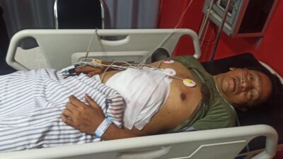 FT. Korban saat dilakukan perawatan usai terkena luka bacok dibagian perut sebelah kiri. (MemoX/istimewa).