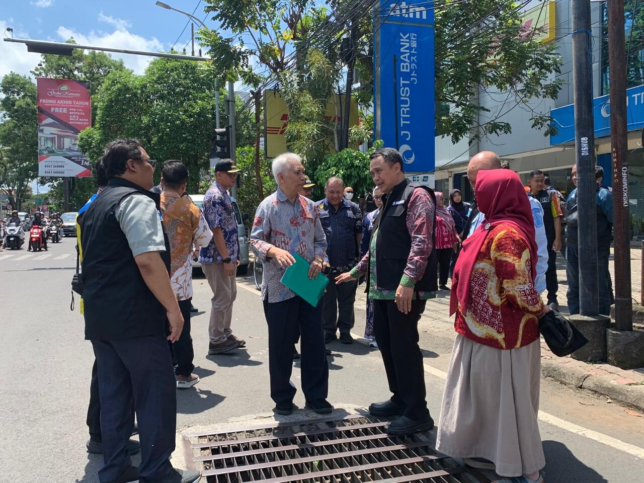 Ft: Pj Wali Kota Malang, Iwan Kurniawan saat melakukan tinjauan saluran drainase di Jalan Jaksa Agung Suprapto, Kecamatan Klojen, Kamis (19/12/2024).(MemoX/fat)