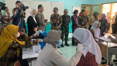 Ft: Pemberian vaksinasi Human Papillomavirus (HPV) di SMPN 6 Kota Malang. (MemoX/fat)