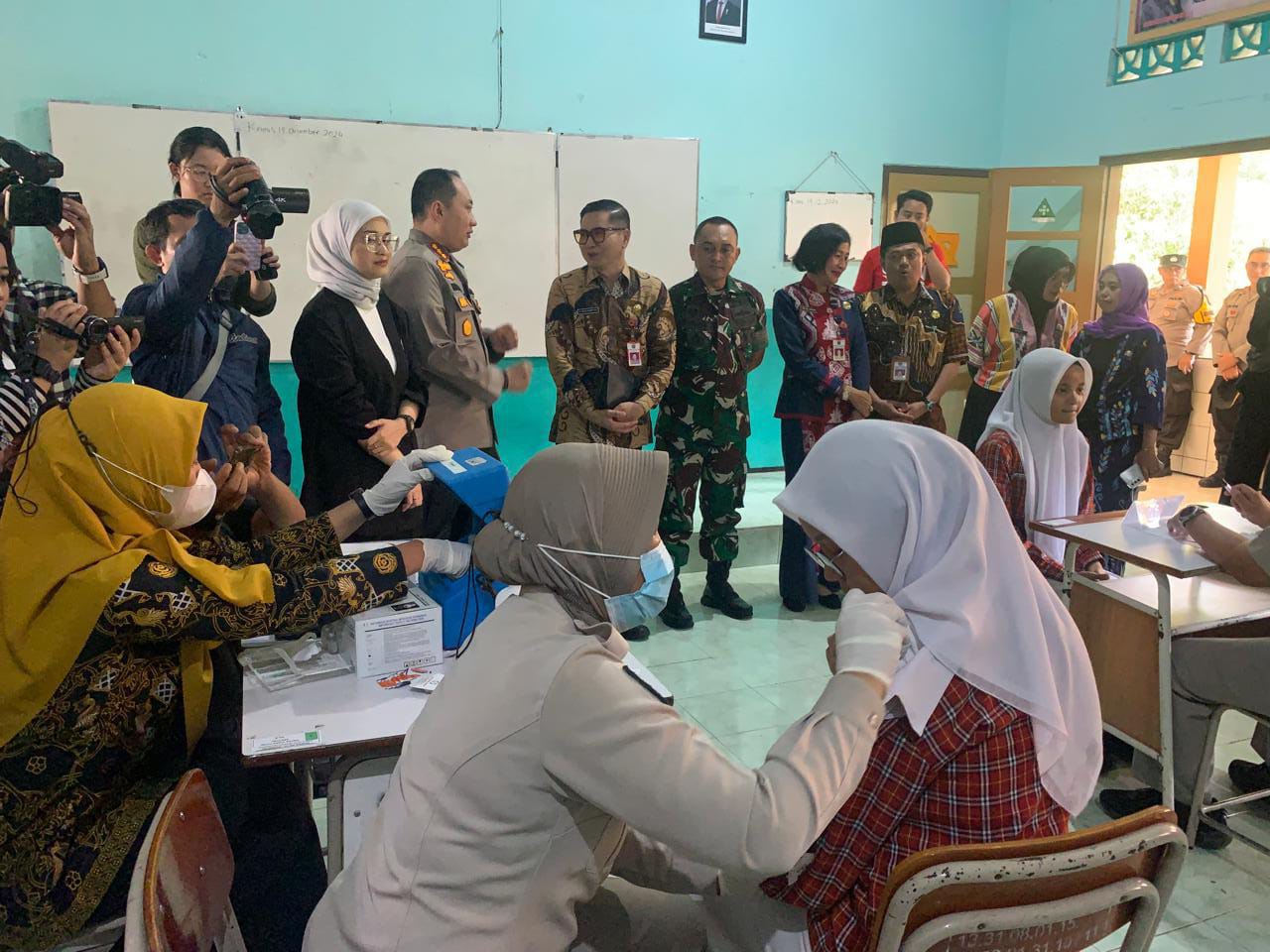 Ft: Pemberian vaksinasi Human Papillomavirus (HPV) di SMPN 6 Kota Malang. (MemoX/fat)