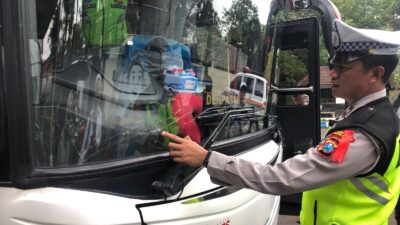 FT. Proses pemeriksaan kelaikan jalan kendaraan atau ramp check. (MemoX/dok).