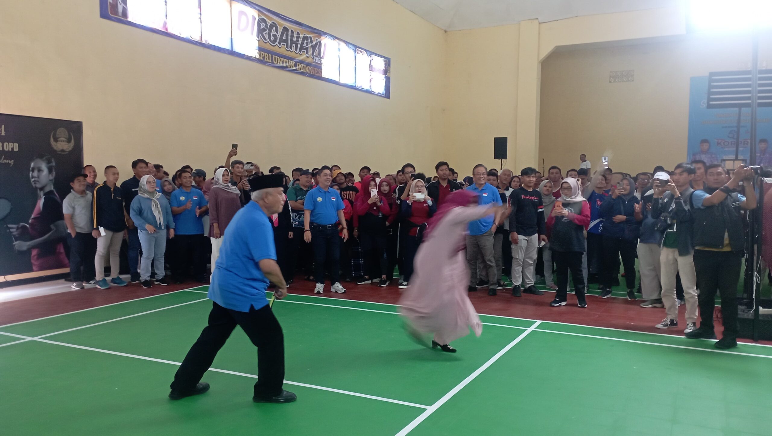 FT. Bupati Malang M Sanusi saat mencoba lapangan Badminton. (MemoX/nif).