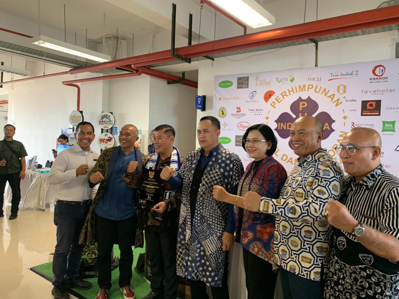 Ft: Pj Wali Kota foto bersama dengan para pelaku UMKM di MCC.(MemoX/fat)