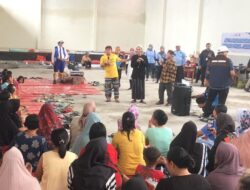 Dinas Sosial Kabupaten Jombang Hibur Korban Banjir dengan Hiburan Lawak Cak Ukil