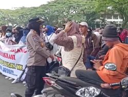Baurkan Diri Ditengah Pengunjuk Rasa Polisi Malang Kota Utamakan Sikap Humanis
