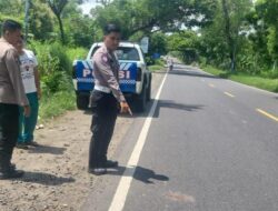 Unit Gakkum Satlantas Polres Sampang saat Tangani Laka Lantas di Jl Raya Torjun