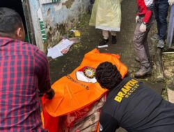 Tim Inafis Polres Batu Evakuasi Mayat di Kamar Kos