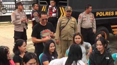 RAZIA: Anggota Polres Malang saat melakukan razia terhadap warung remang remang Kopi Cetol Gondanglegi