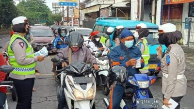 FT. Salah satu pengendara sepeda motor yang diberikan teguran saat tidak menggunakan helm. (dok.memox).
