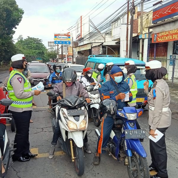 FT. Salah satu pengendara sepeda motor yang diberikan teguran saat tidak menggunakan helm. (dok.memox).