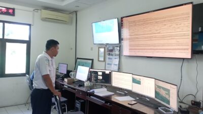 FT. Kepala BMKG Stasiun Geofisika Kelas III Malang Mamuri saat menunjukkan ruang pantau gempa.