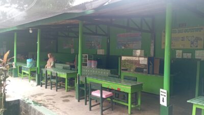 KANTIN: Suasana kantin di Sekolah Menengah Pertama (SMP) Negeri 2 Kecamatan Kepanjen, Kabupaten Malang