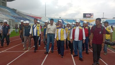 FT. Menteri Pekerjaan Umum Republik Indonesia (PU RI) Dody Hanggodo tengah serta rombongan saat meninjau Stadion Kanjuruhan. (MemoX/nif)