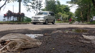 FT. Warga memasang tanda tepat di jalan berluang Jalibar Kepanjen, Kabupaten Malang. (MemoX/nif).