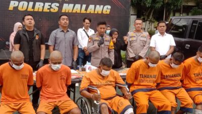 BERHASIL: Para tersangka pencuri mobil, perhiasan dan uang yang berhasil diamankan Polres Malang.