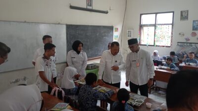 FT. Deputi V Kantor Staf Presiden (KSP), Mayjen TNI (Purn) Harianto saat kunjungan kerja Ke SDN 04 Panggungrejo Kecamatan Kepanjen, Kabupaten Malang. (MemoX/nif).