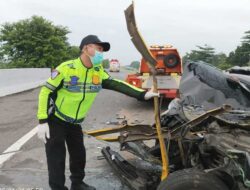 Pegawai Dinsos Jatim Tewas Kecelakaan di Tol Jombang, Sopir Diduga Mengantuk
