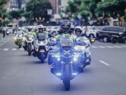 Di Malang Sambil Naik Sepeda Motor Kapolda Jatim Bagikan Paket Sembako