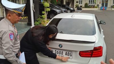Quik Respon Polresta Malang Kota, Pengemudi Mobil Bernopol Palsu N E NEN Langsung Diamankan