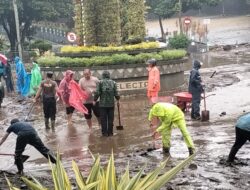 Tim Gabungan Tanggap Bencana Bergerak Cepat Singkirkan Material Luapan Air di Selecta